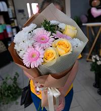 Букет цветов из:  Герберы, Розы и Хризантемы в Новоаганске