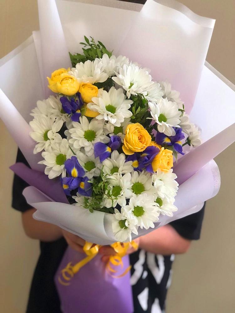 Букет цветов из: Ирисы, Хризантемы и Розы в Новоаганске