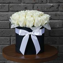 Цветочная композиция из Розы в шляпной коробке в Новоаганске